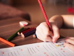 Simak 5 Cara Mengajari Anak TK Menulis yang Tepat dan Menyenangkan