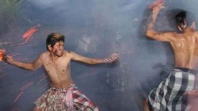 Ritual Perang Api di Ubud Gianyar Bali