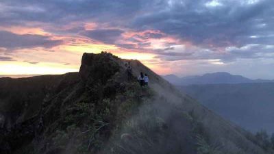 Sunset Trekking Gunung Batur, Suasana Matahari Terbenam di 1717 mdpl