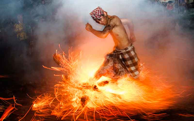 Ritual Perang Api di Ubud Gianyar Bali