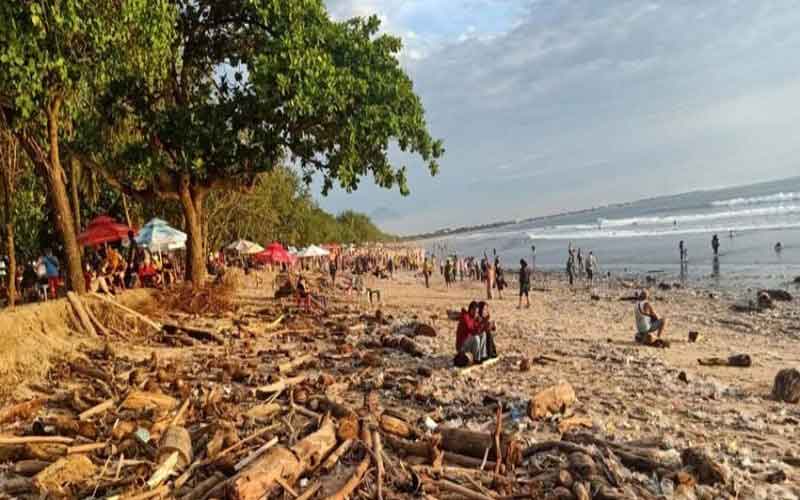 Pantai Kuta Bali Mengalami Abrasi Parah dan Penuh Sampah Kiriman
