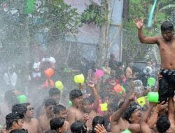 Tradisi Perang Air Perayaan Sambut Tahun Baru di Gianyar Bali