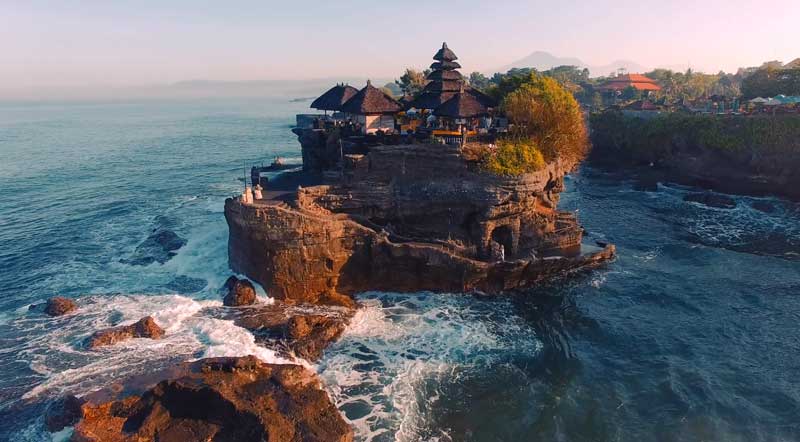 Sejarah Pura Tanah Lot dan Ular Suci Tanah Lot Bali