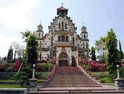 Gereja Katolik Palasari Jembrana, Kental Nuansa Bali