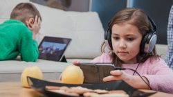 Cara Menangani Anak Kecanduan Main HP, Tips Bijak Tanpa Marah-Marah!