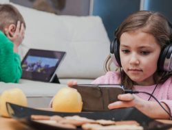 Cara Menangani Anak Kecanduan Main HP, Tips Bijak Tanpa Marah-Marah!