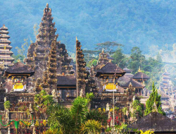 Pura Besakih: Jejak Agung di Lereng Gunung Suci