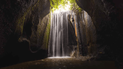 Tukad Cepung Waterfall: Surga Cahaya dari Dalam Gua