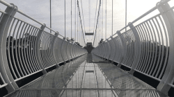 Glass Bridge Gianyar, Sensasi Menyeberang di Atas Kaca