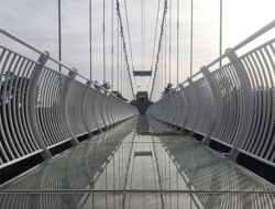 Glass Bridge Gianyar, Sensasi Menyeberang di Atas Kaca