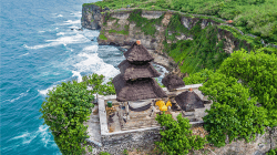 Pura Luhur Uluwatu: Keindahan Sakral di Ujung Tebing