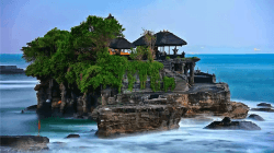 Pura Tanah Lot: Keajaiban Bali di Tengah Lautan