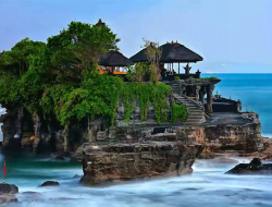 Pura Tanah Lot: Keajaiban Bali di Tengah Lautan