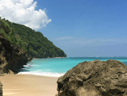 Pantai Green Bowl — Surga Tersembunyi di Balik Tebing Ungasan