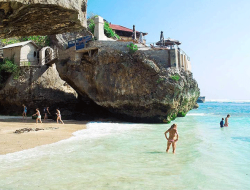 Pantai Suluban, Gerbang Rahasia di Balik Tebing Uluwatu yang Menyihir Jiwa