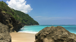 Pantai Green Bowl Bali: Surga Tersembunyi di Balik Tebing
