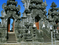 Pura Pulaki: Pura Sakral di Tepi Laut Bali yang Dijaga Ratusan Kera