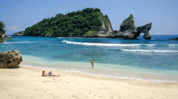 Pantai Atuh Nusa Penida: Keindahan Pantai Eksotis dengan Panorama Tebing yang Menakjubkan
