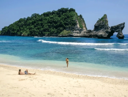 Pantai Atuh Nusa Penida: Keindahan Pantai Eksotis dengan Panorama Tebing yang Menakjubkan